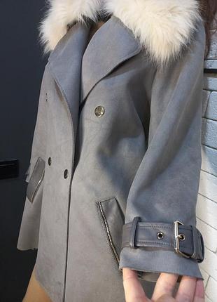 Стильная, красивая, фирменная, со съемным мехом, удлиненная куртка, плащик,под натуральный замш, серая