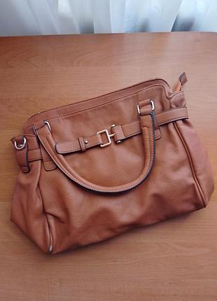 Стильная кожаная сумка с ремешком