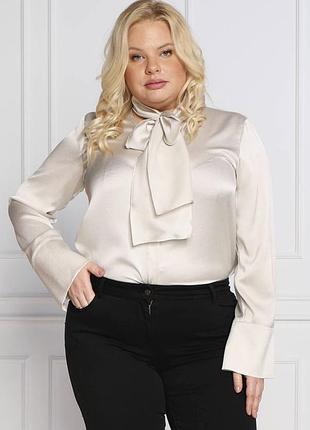 Трендова сатинова блуза з бантом молочного кольору plus size
