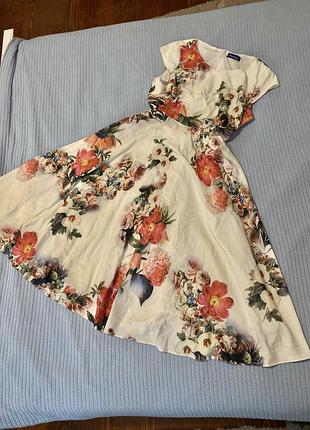 Ніжне плаття міді в квітковий принт