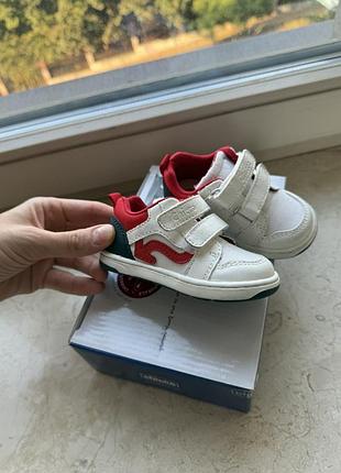 Белые кроссовки chico