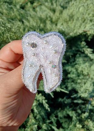 Брошь для стоматолога "зубик"