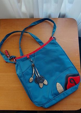 Уникальная синяя сумка через плечо с художественным акцентом