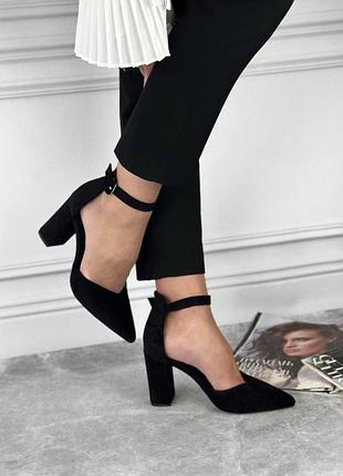 Зручні еко замшеві жіночі туфлі з ремінцем на стійких підборах чорні з вузьким носком осінь