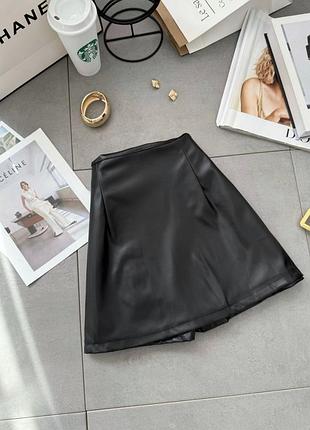 Стильная юбка - шорты из мягкой экокожи, сбоку на потайной молнии