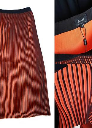 Оранжево черная плиссированная юбка меди