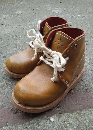 Ботинки, ботинки кожаные, горчичные на шнуровках для мальчика и для девочки для фотосессии. твердая подошва