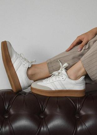 Жіночі шкіряні кросівки білий з бежевими смужками кампусі