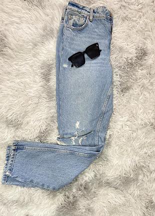 Джинси прямі, с диркою на одному коліні