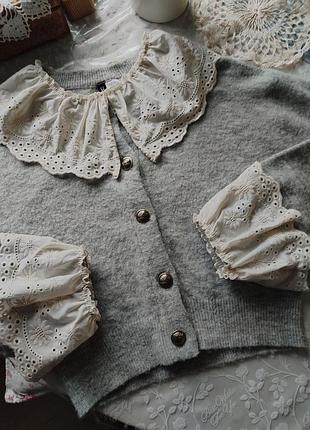 Винтажный кардиган с старинным кружевом и пуговицами.
