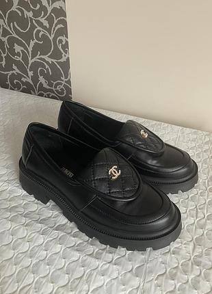 Жіночі шкіряні лофери чорного кольору розмір 40