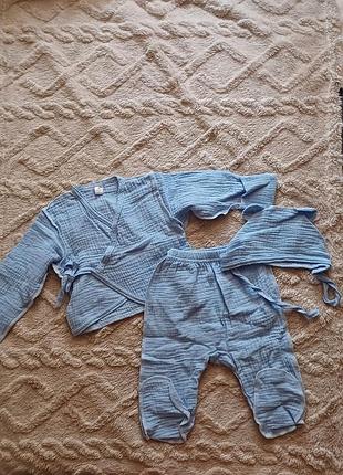 Новый муслиновый костюмчик с шапочкой, небесно голубого цвета (плохое освещение на фото) размер 62 (1-3 м)