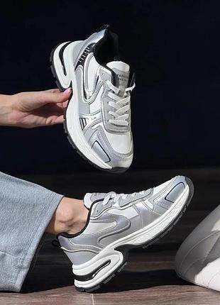 Кросівки жіночі