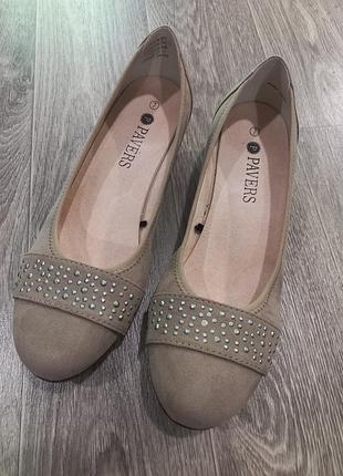 Фирменные, бежевые,стильные, удобные, на маленькой танкетке, туфли, под натуральный замш