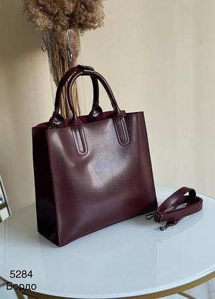 Жіноча сумка велика бордова темно червона шкіряна з еко шкіри квадратна з короткими ручками та довгим ремінцем через плече