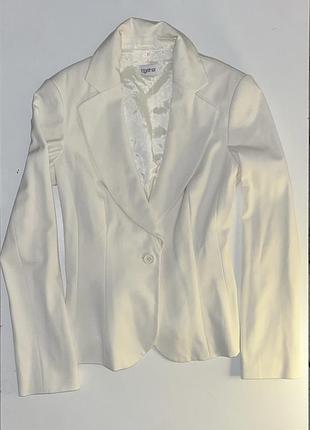 Піджак приталений молочного кольору з поясом