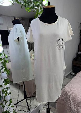 Молочное платье до колена, с объемным декором