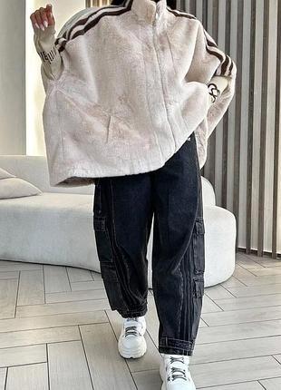 Женская эко шуба свободного кроя с воротником-стойкой и спортивными акцентами