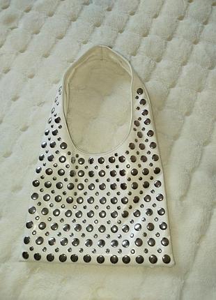 Сумка с заклепками.