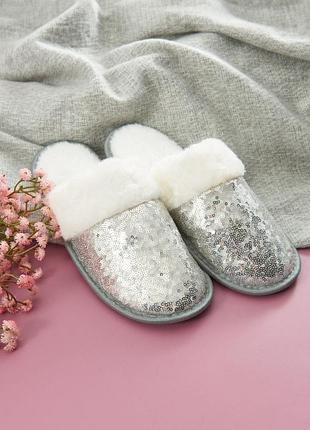 Теплые женские тапочки с мехом и пайетками белые серебряные в пайетках