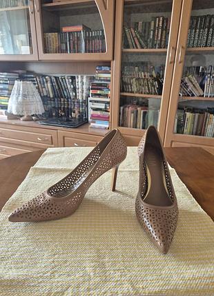 Туфлі- човники , з перфорацією