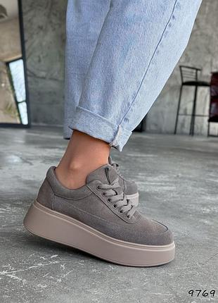 Жіночі кросівки