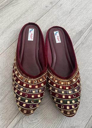 Тапочки, шлепанцы