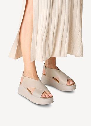 Босоножки на танкетке бежевые кожаные женские 28303 tamaris