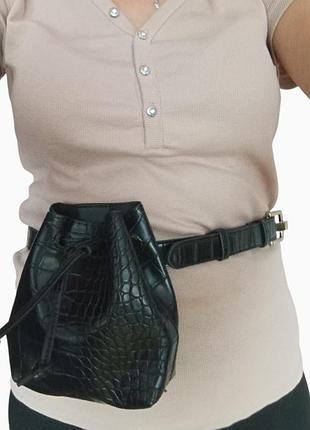 Сумка пояс черная под кожу крокодила mango