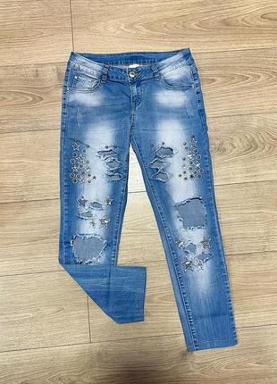 Жіночі, стильні джинси s-m (укорочені, рвані, з оздобленням); світлі джинсові штани 36-38 розмір; женские, рваные джинсы на девушку, девочку, женщину