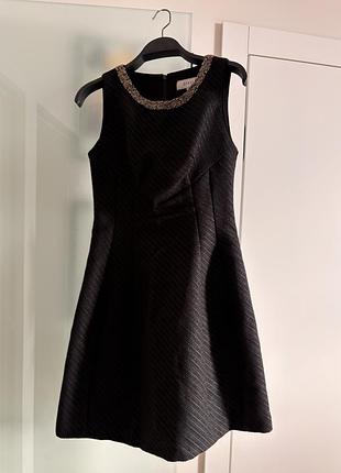 Гарне плаття з вишивкою бісером