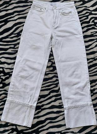 Трендовые белые джинсы с подворотами zara