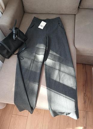 Брюки из шерсти серые базовые от zara