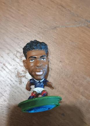 Мініатюрна колекційна фігурка футболіста
