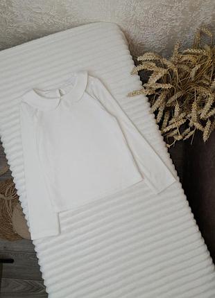 Беленький лонгслив в рубчик с воротничком от primark 5-6 лет (110-116)