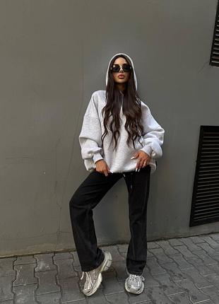 418 желаемое худи оверсайз с капюшоном выполнено в минималистичном стиле. объемные рукава впереди боковые карманы, низ худи оснащен кулиской со шнурком,