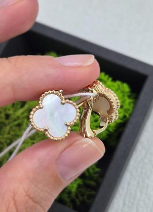 Золотые серьги клевер, лимонное золото 585, вставка перламутр