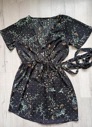 Линия легкое черное платье в цветочный принт