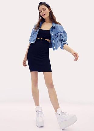 Чёрное платье с вырезом bershka.