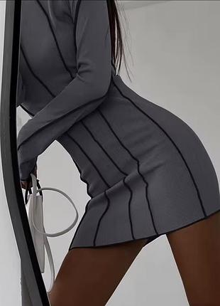 Сукня зі швами навиворіт