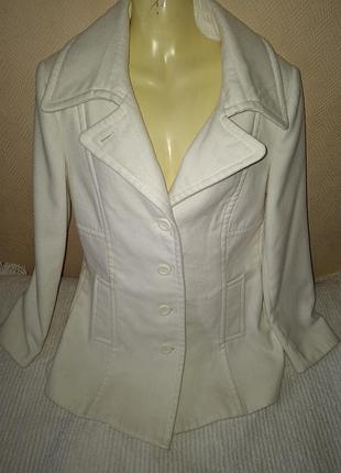 Белое женское полупальто