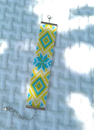 Браслет из бисера в национальном стиле.
