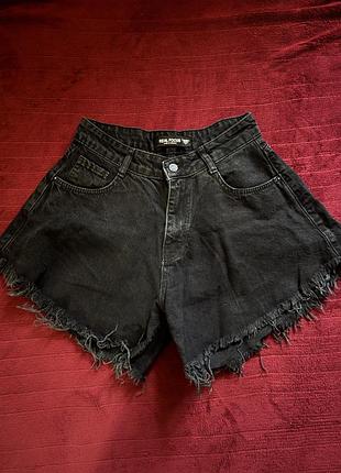 Чорні джинсові шорти з бахромою