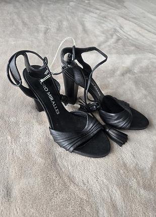 Кожаные босоножки