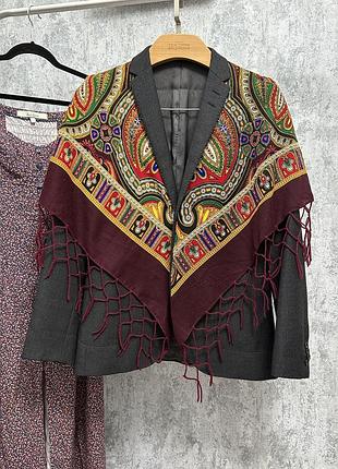 Оверсайз піджак з чоловічого плеча з етно-акцентом