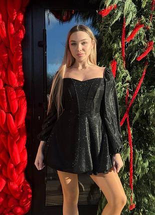 Яркое короткое платье из люрекса