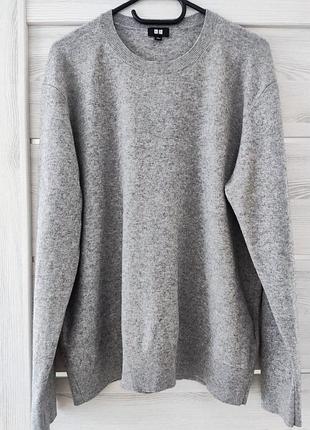 Uniqlo серый кашемировый свитер.