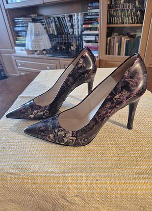 Неймовірно гарні туфлі-човники з лакованої шкіри