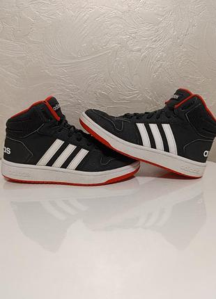 Кроссовки adidas 36 размера, стелька 22,5см.