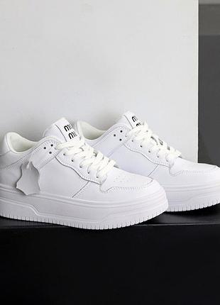 Кросівки жіночі